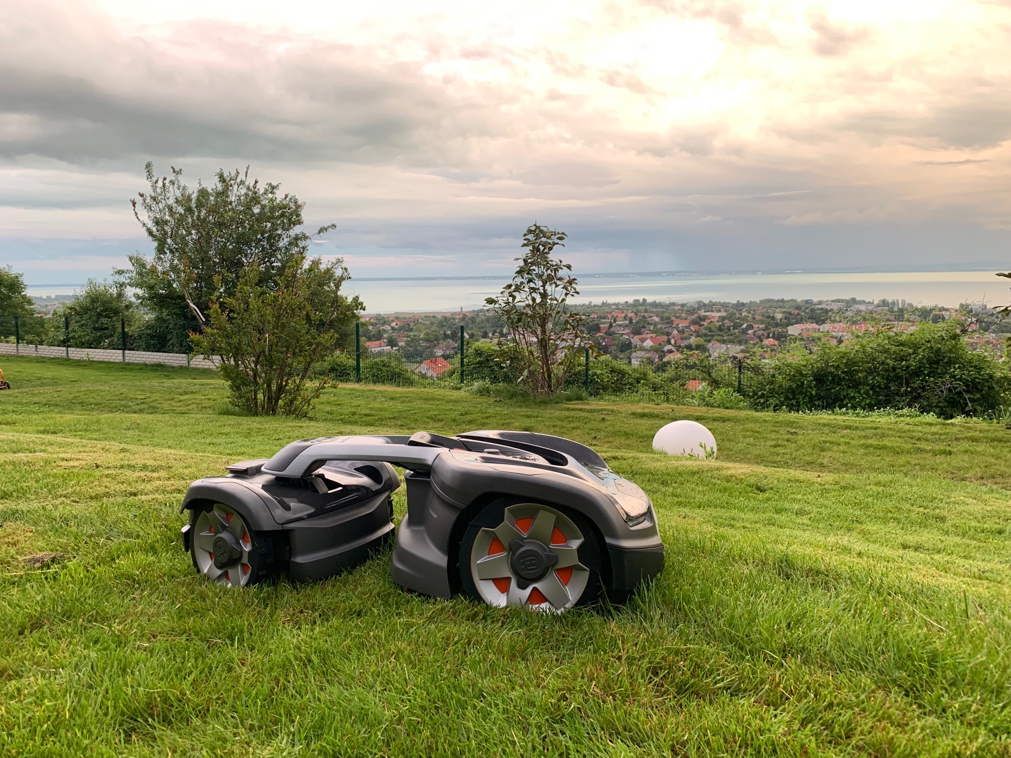 Meredek kertben is használható a robotfűnyíró?