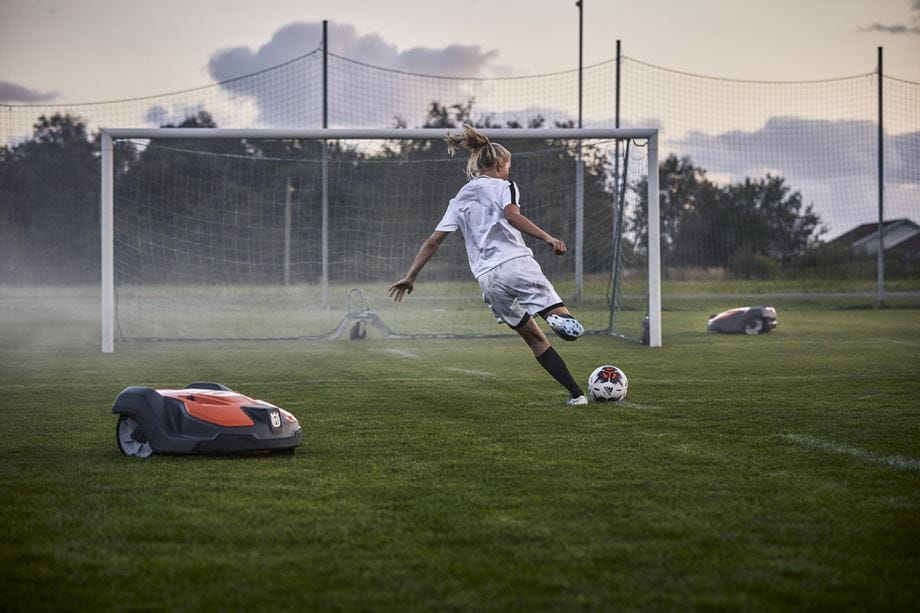 Futballpályák, sportpályák gyepének karbantartása robotfűnyíróval