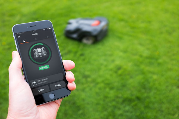 Milyen okos funkciókkal rendelkeznek a Husqvarna és Gardena robotfűnyírók?