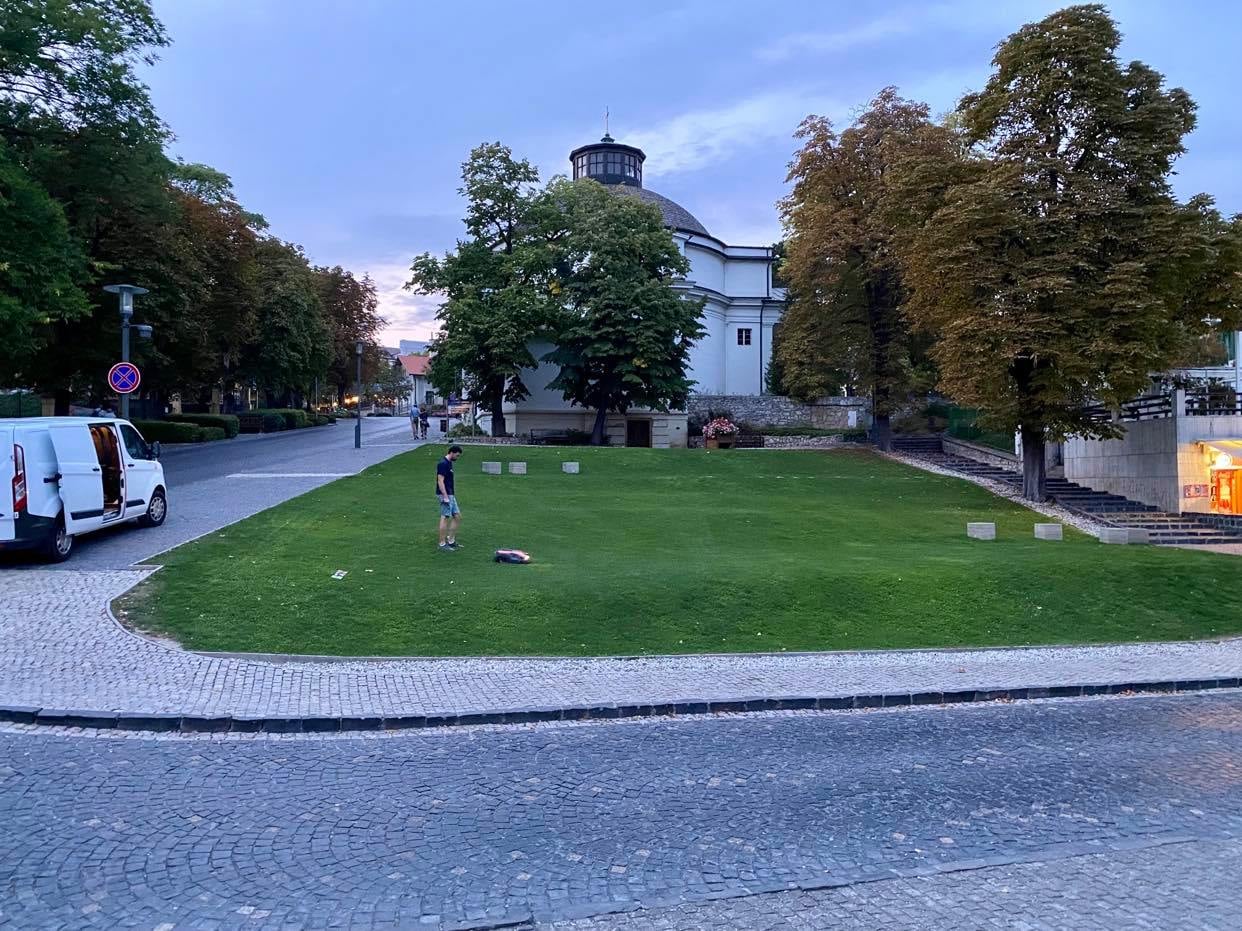 Közterületek, parkok fűnyírása robotfűnyíróval